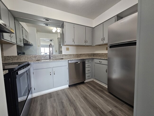 Building Photo - Remodeled High Rise in Forest Acres