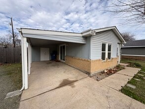 Building Photo - 400 Lakeside Dr