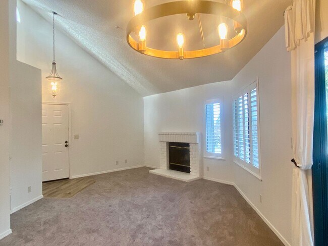 Foto del edificio - Pleasanton Townhouse, 2 Bed 2 Bath Upstairs End Unit, Private Patio, 2 parking spots, Close to do...