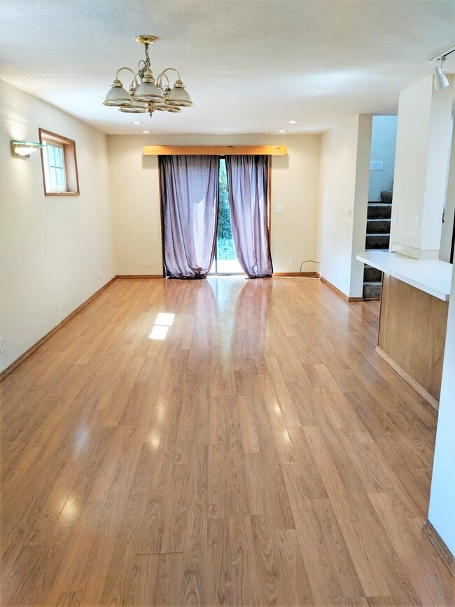 Foto del edificio - Large Remodeled 5 bed/3.5 bath with Attach...