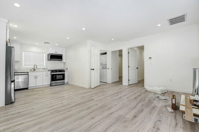 Building Photo - 4 Bedroom West Lancaster