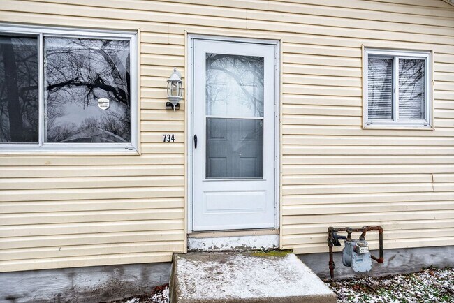 Building Photo - NEWLY RENOVATED 3BR/1BA