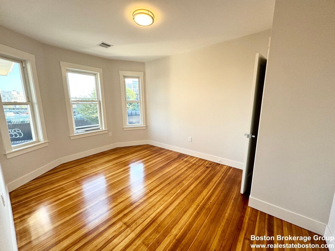 Foto principal - 147 E Cottage St