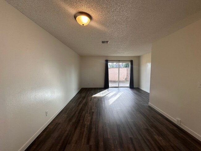 Building Photo - 4396