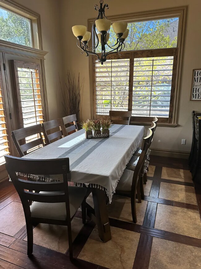 Building Photo - 6 Bed/3.5 Bathroom house in Herriman