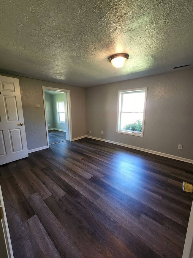 Building Photo - Newly Updated Spacious Three Bedroom with ...