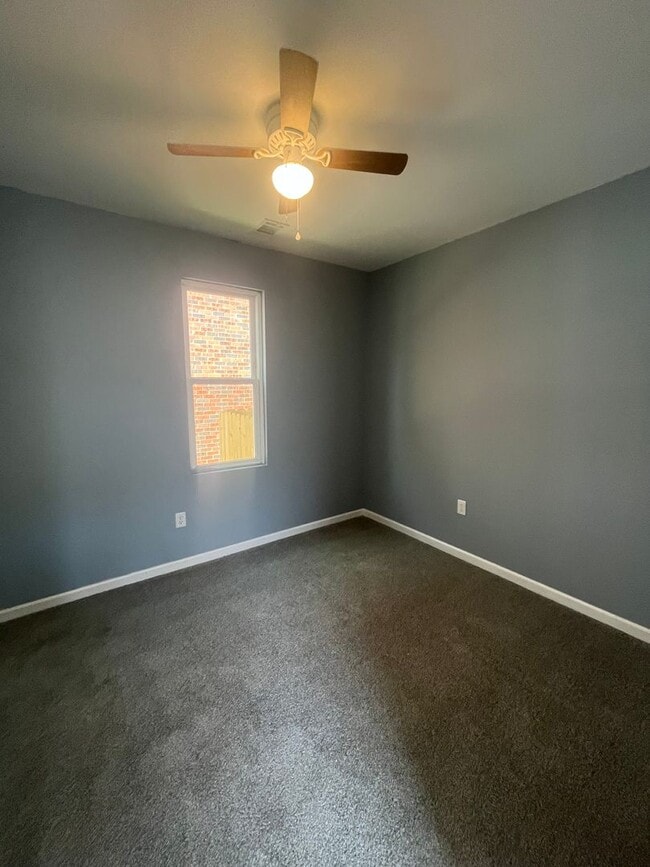 Building Photo - Beautiful Fully Renovated 2/1 Duplex!