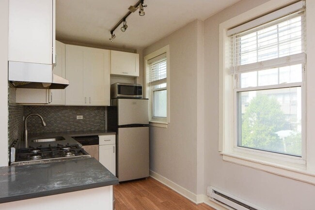 Building Photo - 511 W Belmont Ave