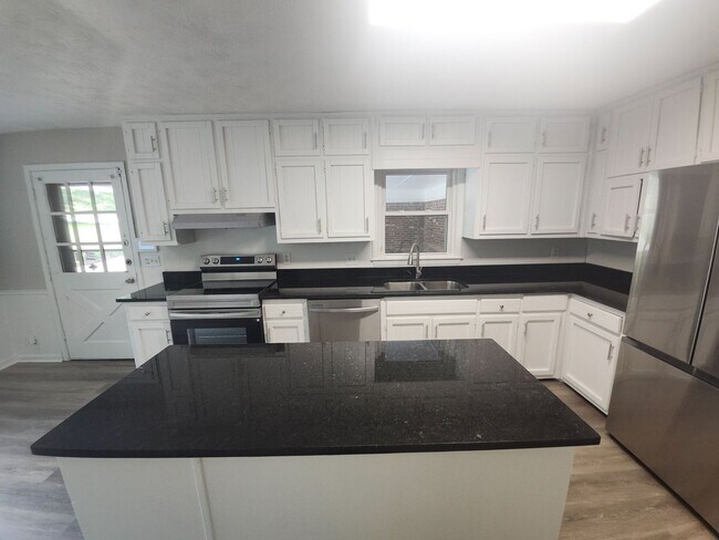 Foto del edificio - Spacious 5-Bedroom Home in Stone Mountain!