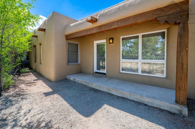 Building Photo - Lovely 2 bedroom / 1 bath In the Heart of Santa Fe