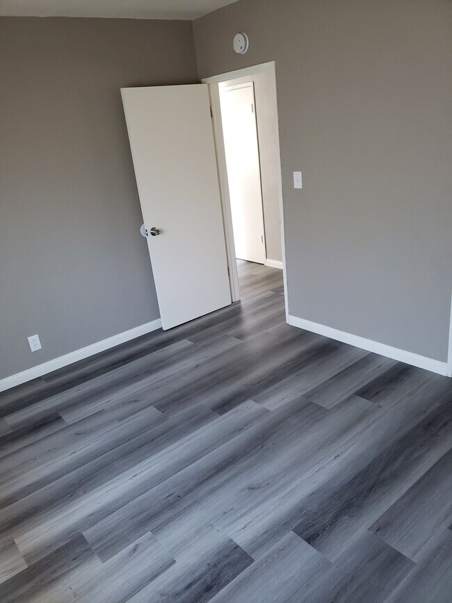 Building Photo - 301 Sandora St