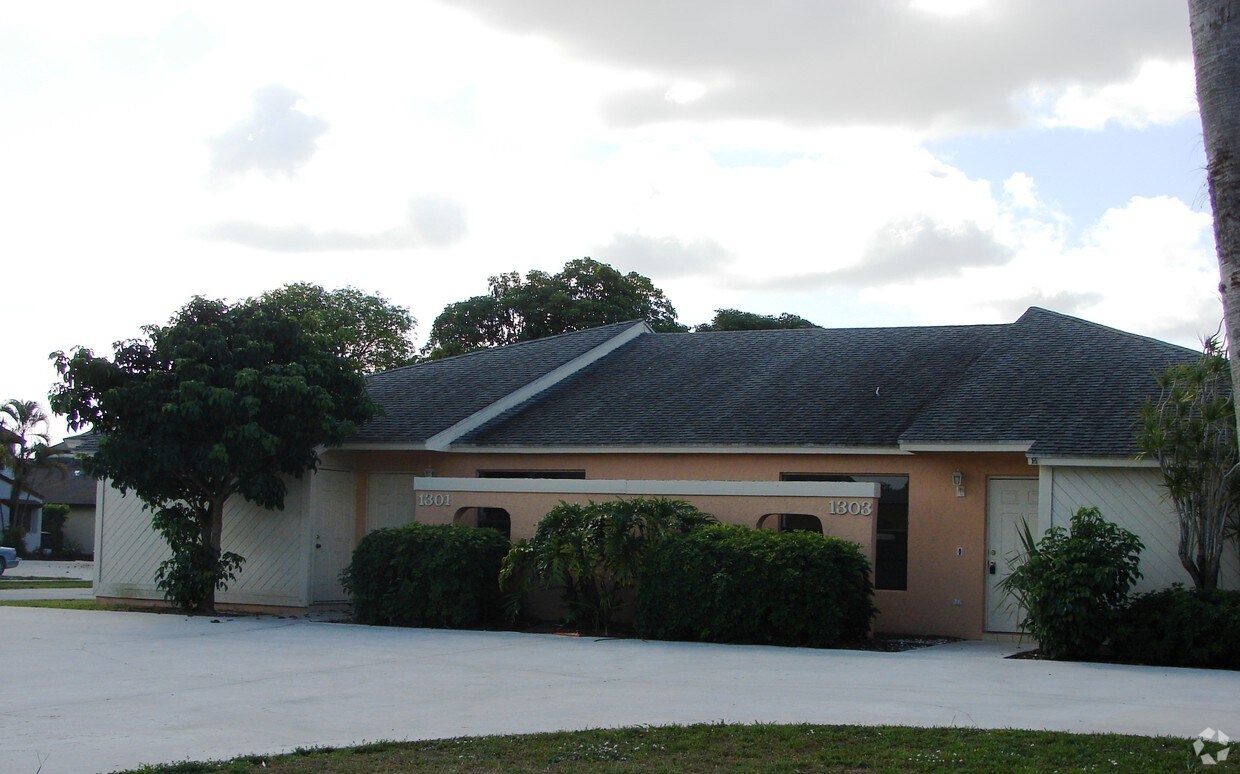 Building Photo - 1301-1307 The 12th Fairway