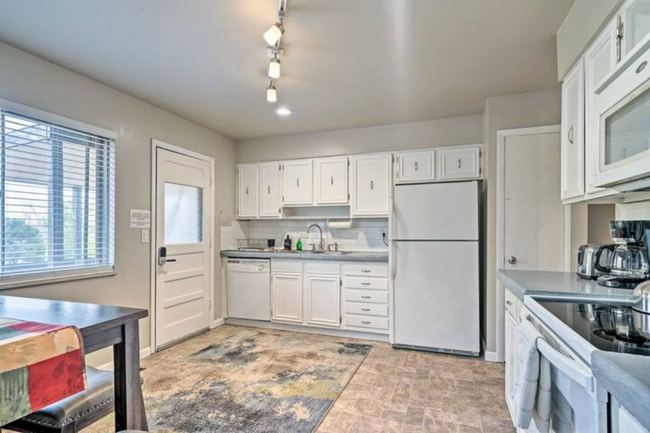 Kitchen, photo 1 - 5319 Palmer Park Blvd