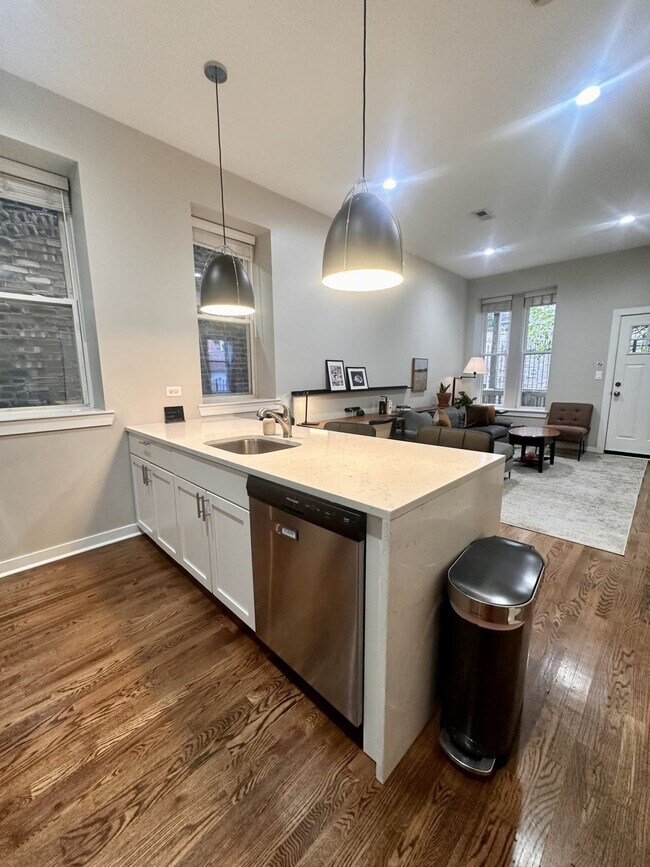 Foto del edificio - 736 N Throop St