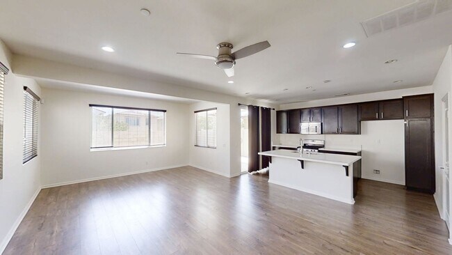 Building Photo - 33767 King Dr