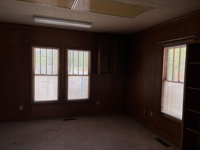 Foto del edificio - 4/1.5 Right in Downtown Denison!
