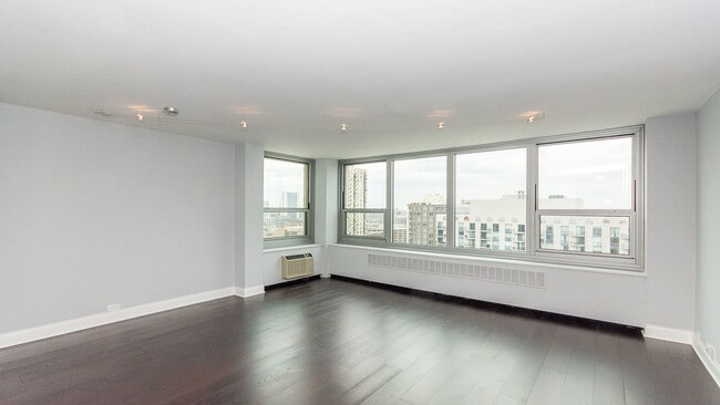Building Photo - 1255 N Sandburg Terrace