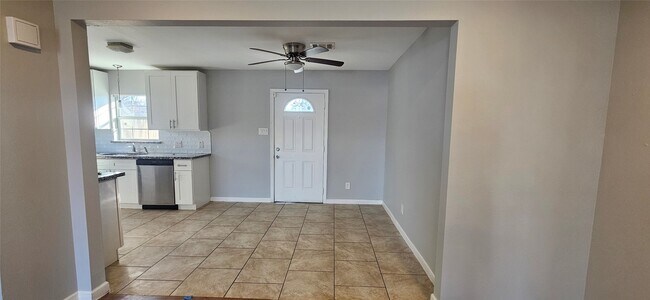 Building Photo - 2914 Staples St