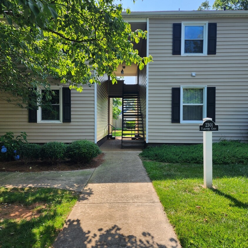 Primary Photo - 2301 Flagstone Ct