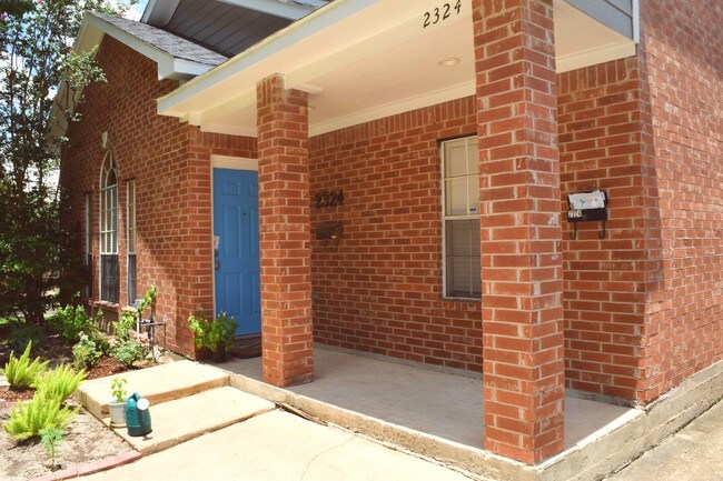 Building Photo - 2324 Sheridan St