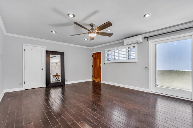 Entrance - 1432 Yale St