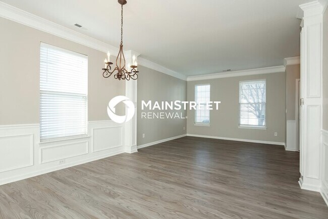 Building Photo - 4 Bedroom Pet-Friendly Home in Charlotte, NC with Main Street Renewal