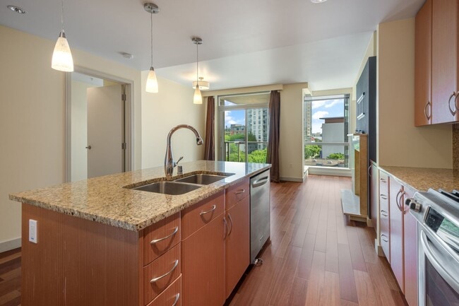 Building Photo - 1/bd/1.5ba Bellevue Condo