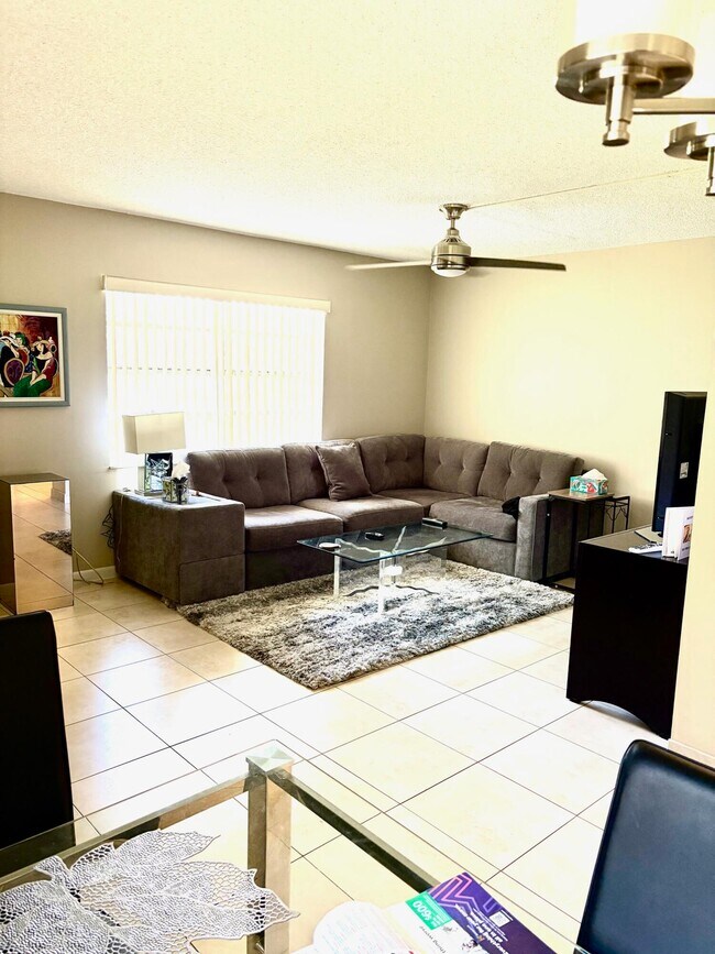 Building Photo - 591 Normandy Ln
