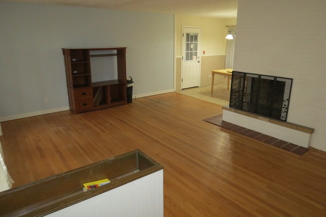 Building Photo - 24 Llewellyn Dr