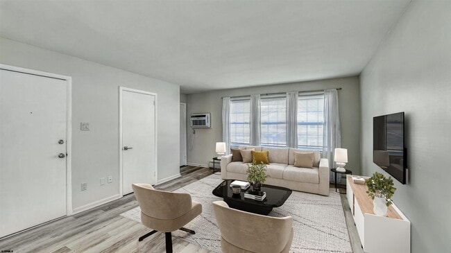 Building Photo - 705 N Dudley Ave