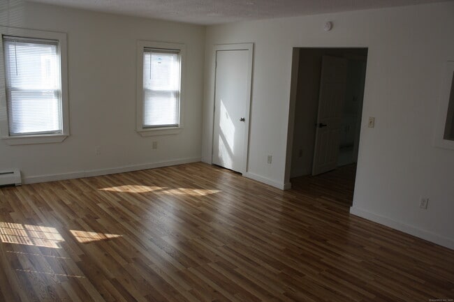 Building Photo - 387 Putnam Pike
