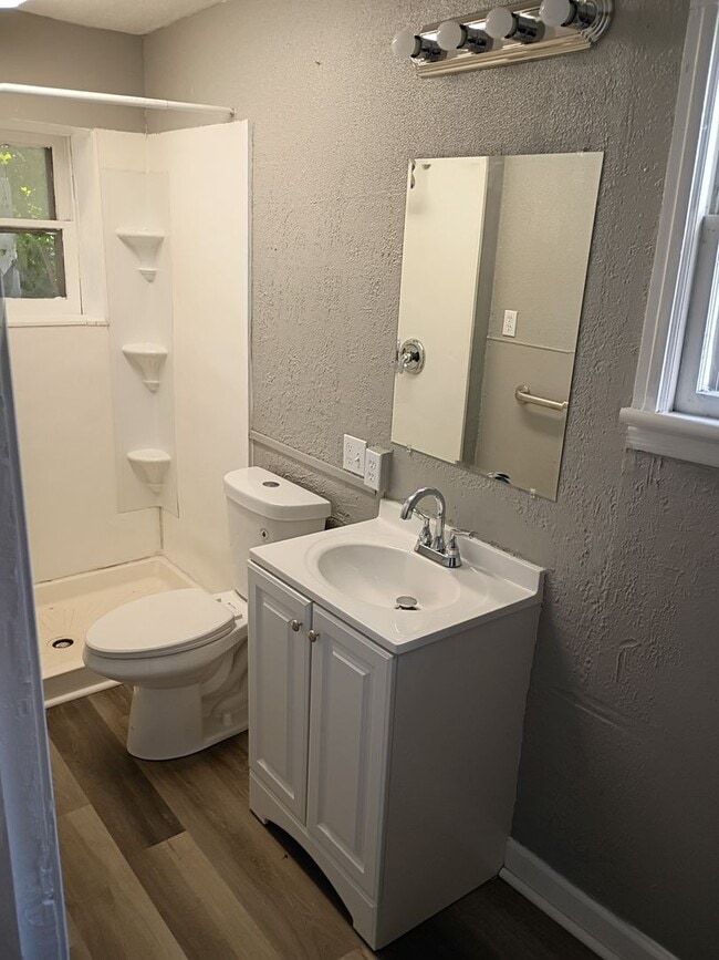 Building Photo - Nice 2 bed/1 bath, Central Air conditionin...