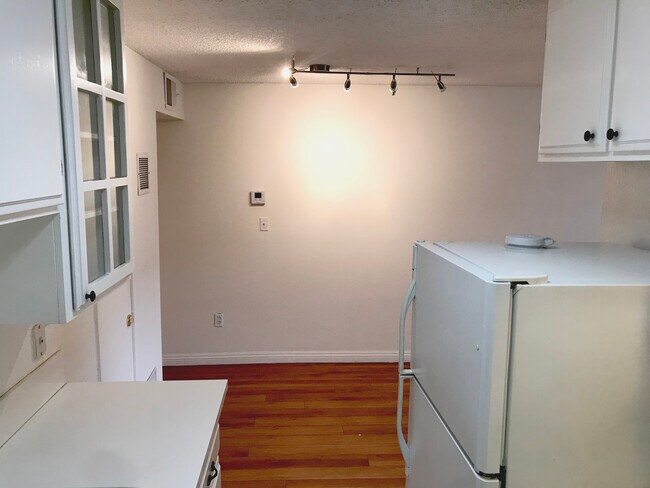 Building Photo - 583 Palm Dr