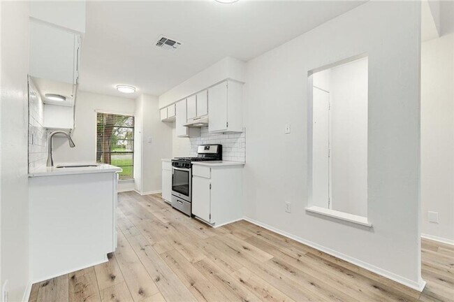 Foto del edificio - 2-Bedroom Duplex with Garage