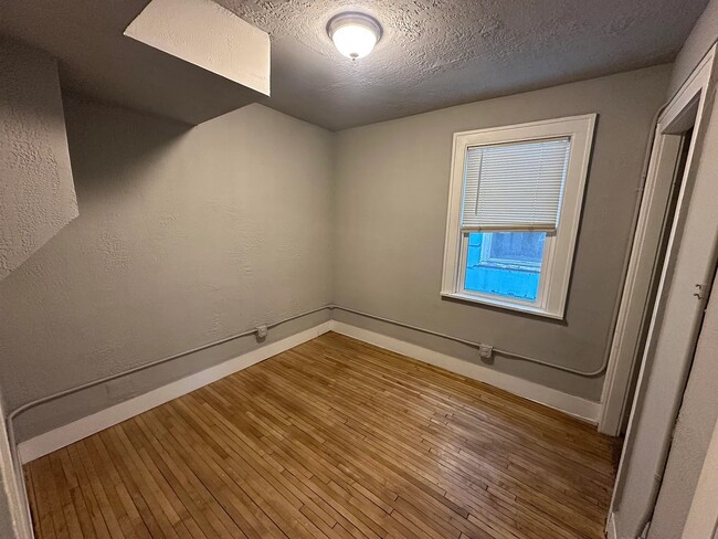 Building Photo - 1216 Hughitt Ave