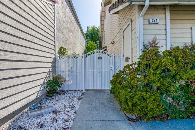 Building Photo - Hardwood Floors- A/C- Full Bedroom and Bat...