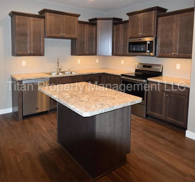 Building Photo - 4 Bedroom Luxury Town Home