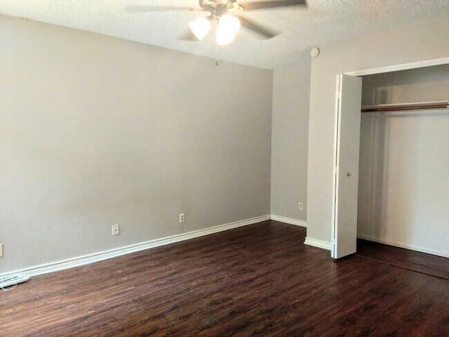 Foto del edificio - Two Bedroom Two Story Townhome In Amazing ...