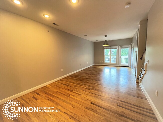 Foto del edificio - Rare 3 BR 3.5BA w/ Garage & City View in W...
