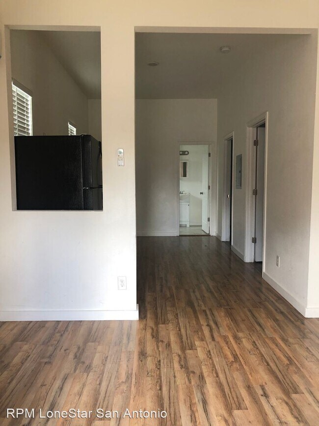 Building Photo - 2 br, 1 bath House - 2419 S Presa St Unit 102