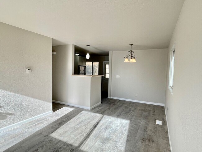 Foto del edificio - 3 Bedroom/ 1 Bathroom Rancher Close To Fort Carson