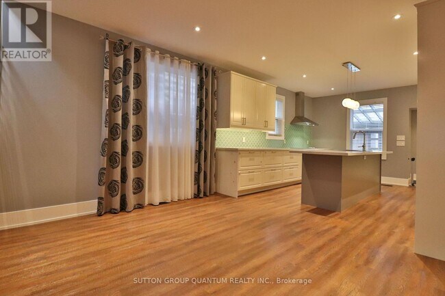 Photo du bâtiment - 803 Lansdowne Ave