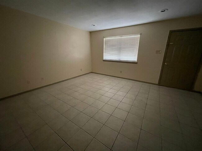 Foto del edificio - 8915 McPherson Rd