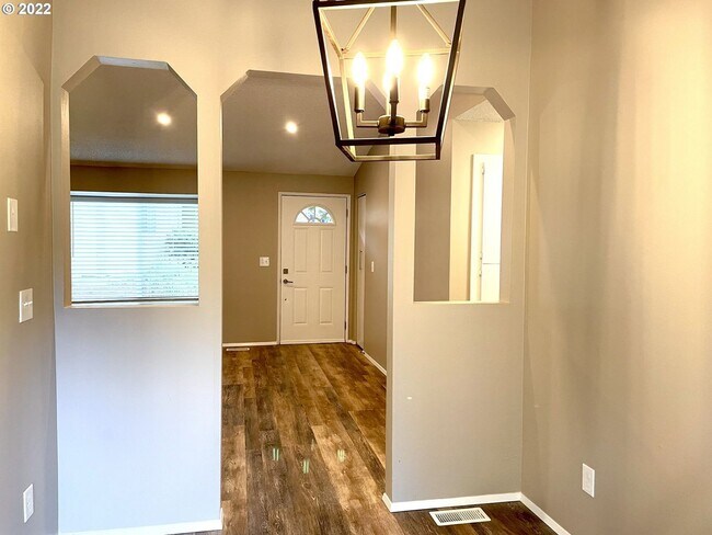 Building Photo - Lovely 2 BD | 1 BA | Renovated Duplex | Spacious Backyard | Stoneridge Community | Tualatin | Sin...