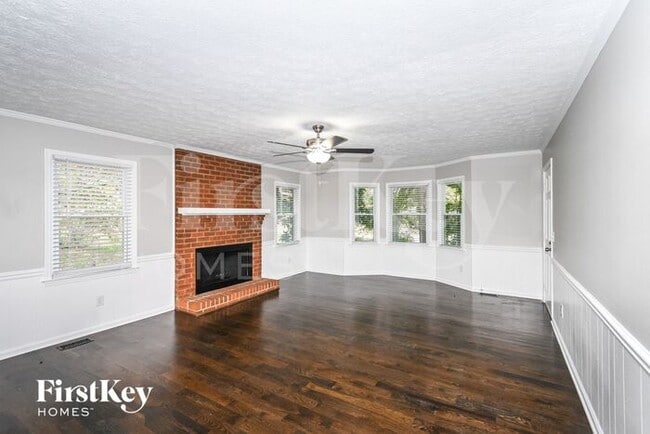 Building Photo - 1325 Oak Terrace