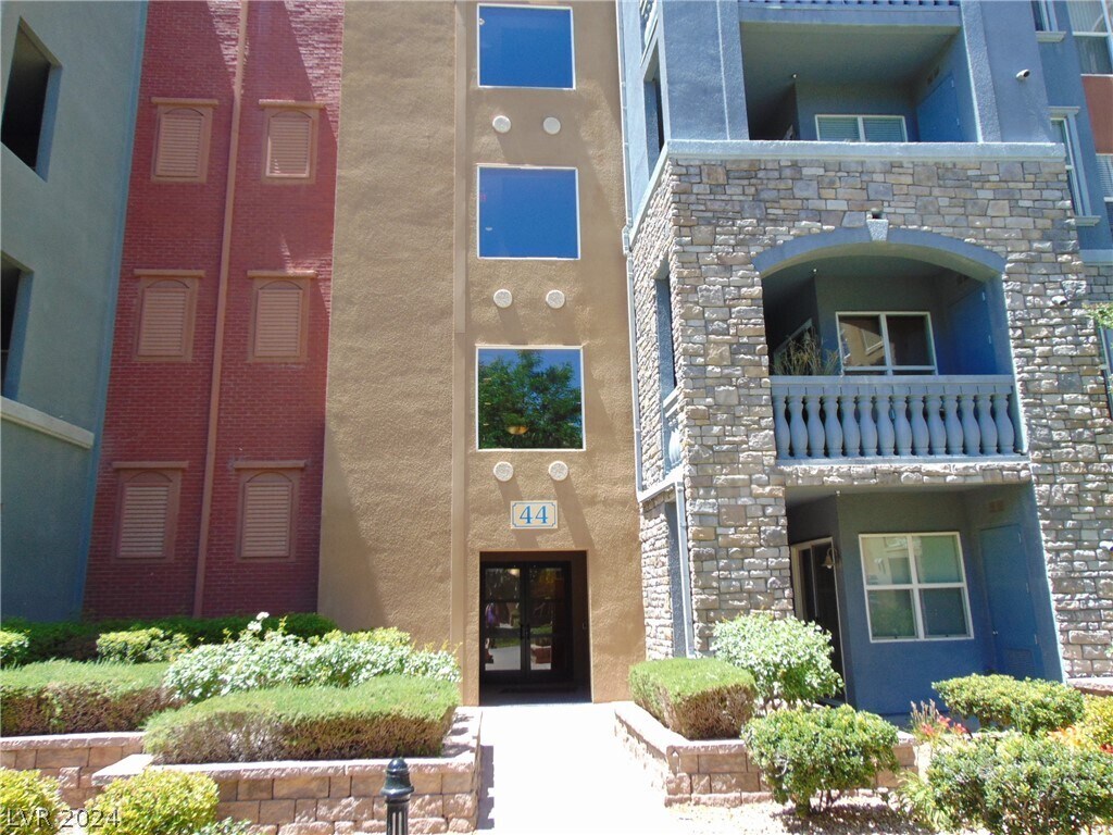 Primary Photo - 44 E Serene Ave