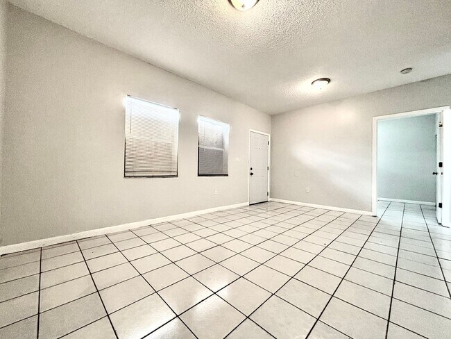 Foto del edificio - 3 Bedroom Private home with yard