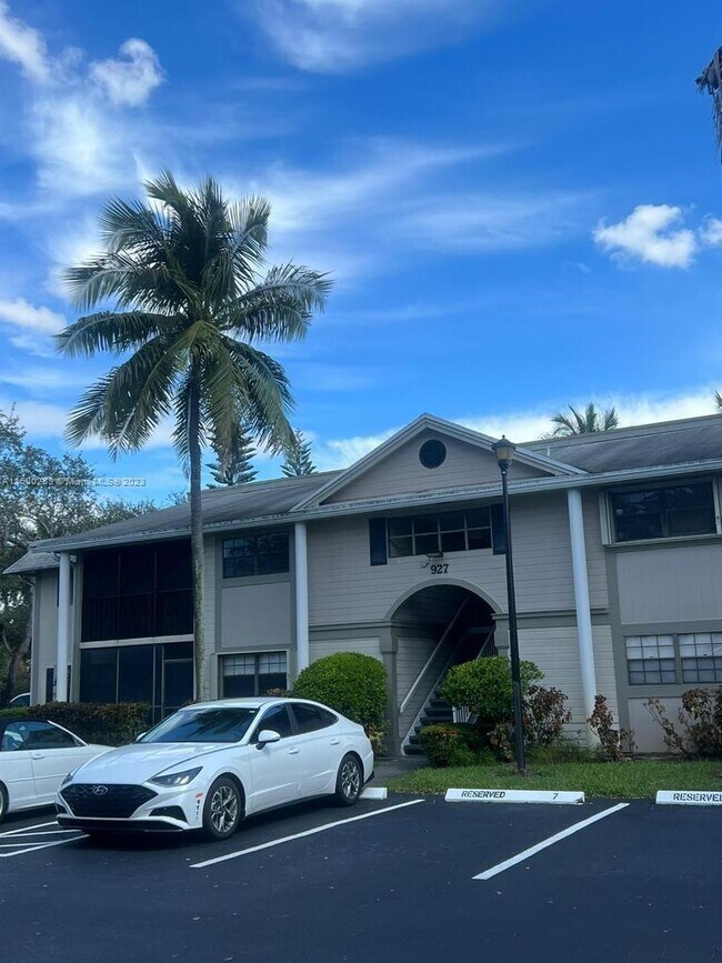 927 NE 199th St Unit 102, Miami, FL 33179 Condo for Rent in Miami, FL