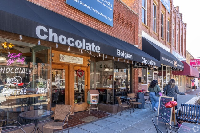 Storefronts in Broken Arrow, Oklahoma.