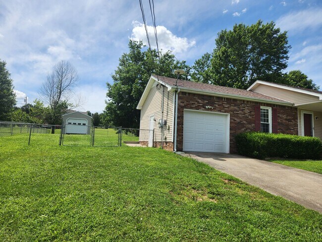Building Photo - 1515 Robertson Ct